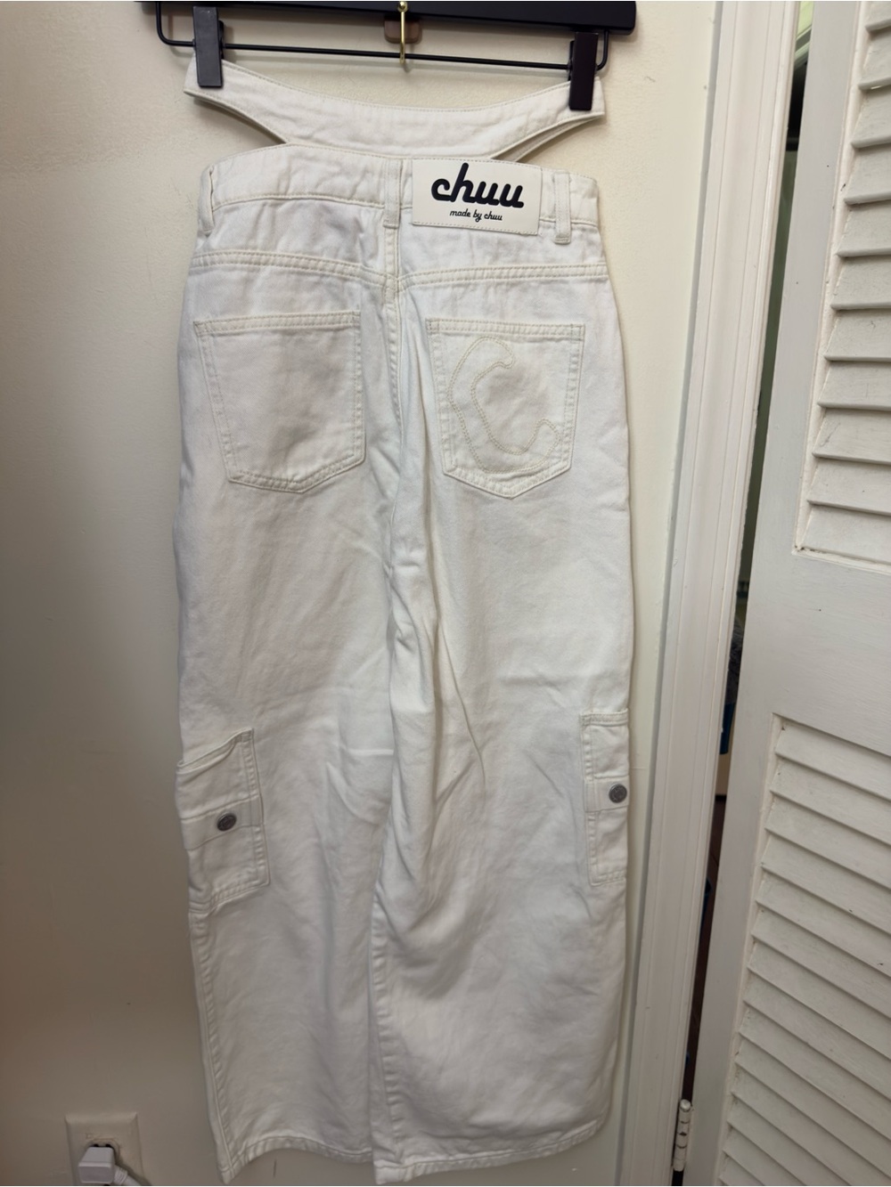 Chuu Y2K Style White Denim Utility Jeans with Cutout Waistband Accent | Size 25